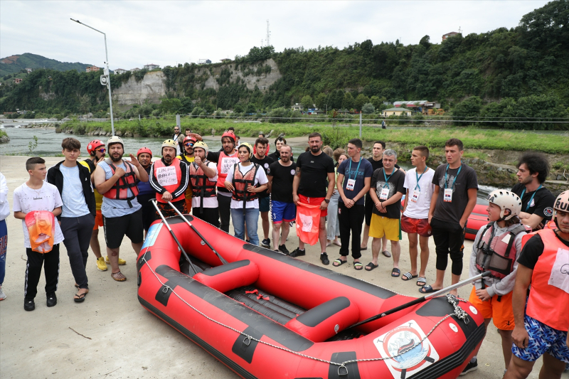 Rize'de ülkeler arası rafting yarışması