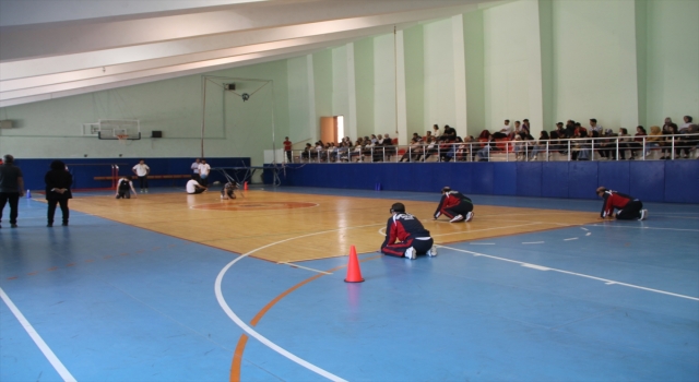 Amasya’da üniversite öğrencileri görme engellilerle goalball oynadı