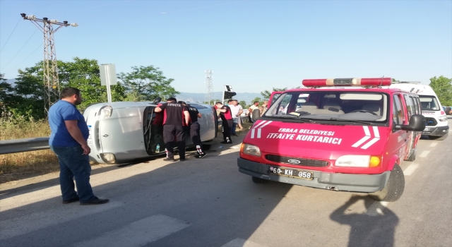 Tokat’ta bariyerlere çarpan otomobildeki 5 kişi yaralandı