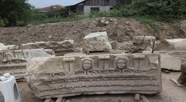 Antik kentte mermer blok ve mimari figürler bulundu