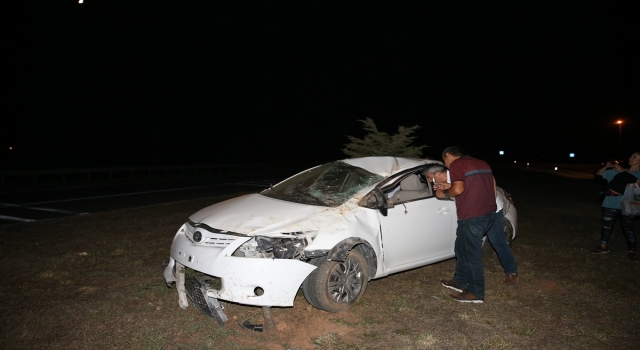 Tokat’ta devrilen otomobildeki nişanlı çift yaralandı