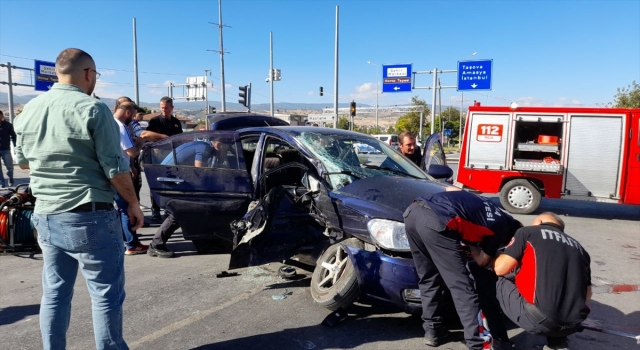 Tokat’ta otomobil ile minibüsün çarpıştığı kazada 3 kişi yaralandı