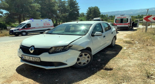 İki otomobilin çarpıştığı kazada 3 kişi yaralandı