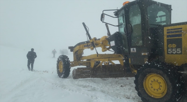 Kar nedeniyle yolda mahsur kalan sürücü kurtarıldı