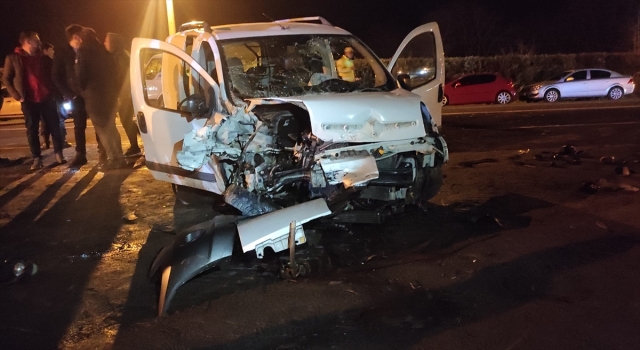 Kamyonet ile otomobilin çarpıştı 5 kişi yaralandı