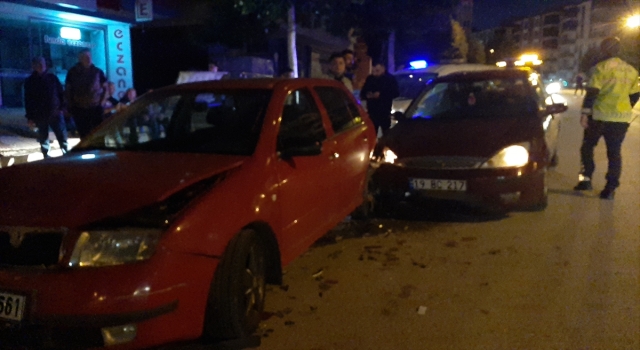 Alkollü sürücü aracıyla park halindeki 3 otomobile çarptı