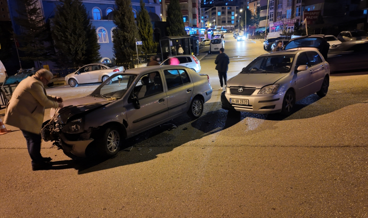 Karabük’te iki otomobilin çarpıştığı kazada 2 kişi yaralandı