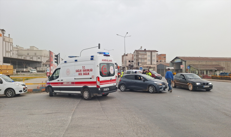 Samsun’da sebze yüklü kamyonetin çarptığı otomobilin sürücüsü yaralandı