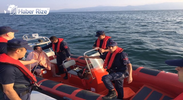 Alabora olan teknedeki 3 kişi yüzerek kurtuldu, 1 kişi botla kurtarıldı