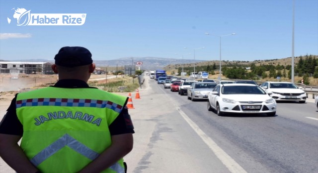 Kırıkkale'de bayram öncesi trafik yoğunluğu başladı