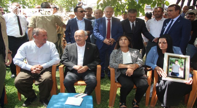 Kılıçdaroğlu, şehit Kerem Mehmetoğlu'nun ailesini ziyaret ederek, başsağlığı diledi