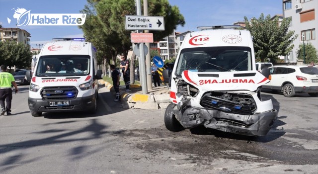 Ambulansla hafif ticari aracın çarpışması sonucu 5 kişi yaralandı
