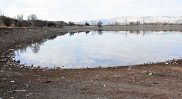 Kuraklıktan etkilenen Serpincik Göleti'nin suyu çekildi