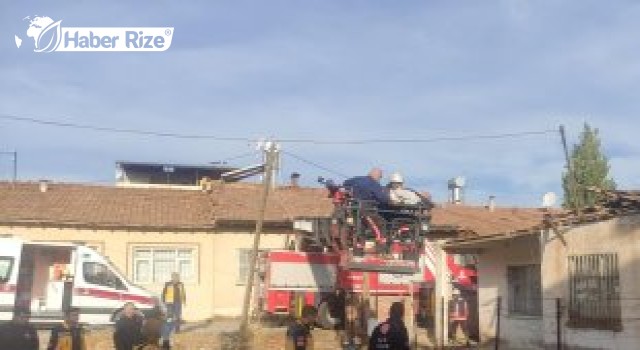 Bir evin sökülen çatısı çöktü, 1 kişi yaralandı