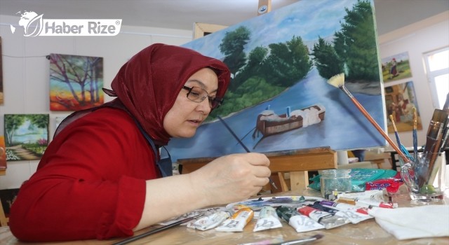 Afgan kadın, sevgisini tuvale yansıtıyor