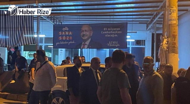 İzmir'de CHP pankartı asılan kahveye saldırı
