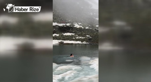 Doğa fotoğrafçısı buzla kaplı gölde yüzdü