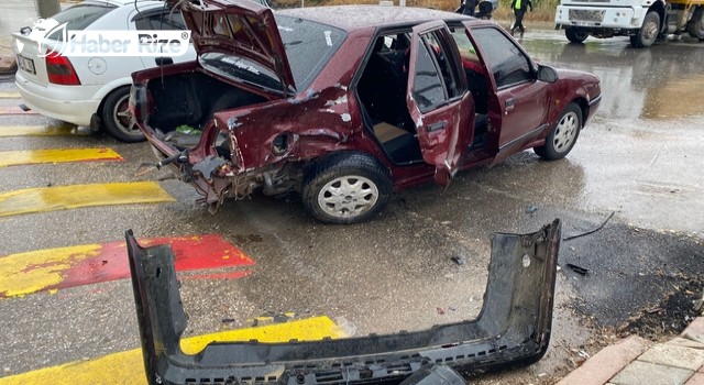 Hafif ticari aracın çarpıştığı kazada 8 kişi yaralandı