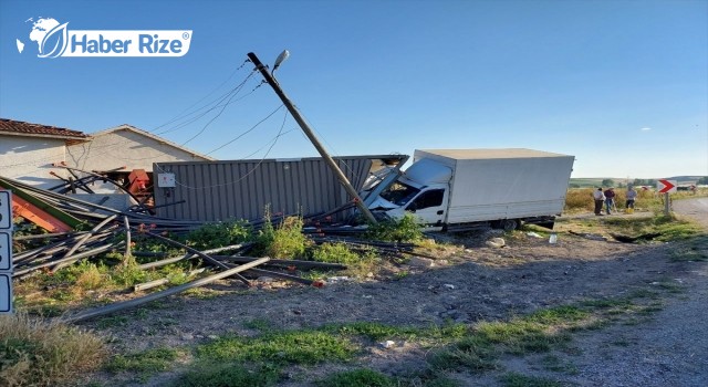 Çorum’da kamyonetin konteyner eve çarptığı kazada 2 kişi yaralandı
