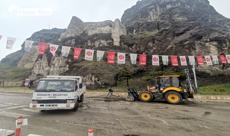 Osmancık'ta Tarihi Kaledeki Kaya Parçası Caddeye Düştü, Belediye Hızla Müdahale Etti