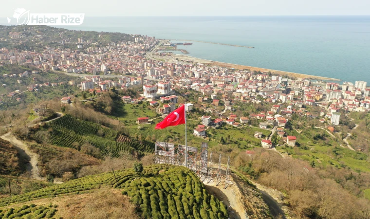 Rize Belediyesi Şehrin Zirvesine Türk Bayrağı ve Rize Yazısı Yerleştiriyor