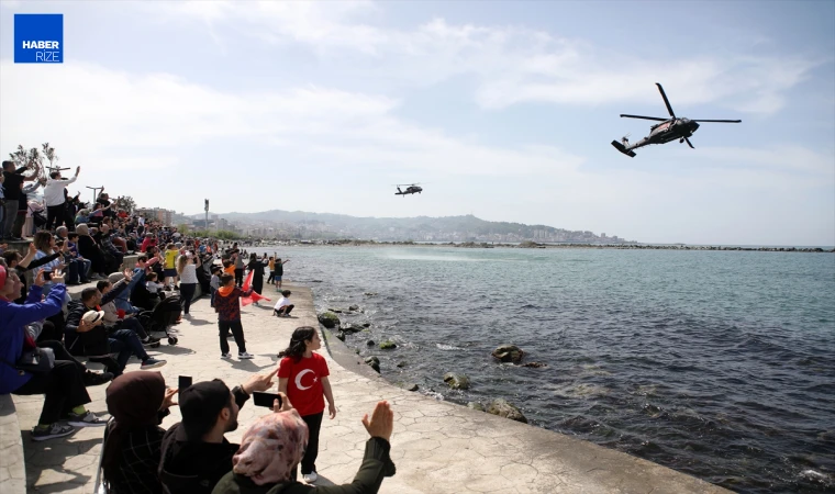 Jandarma Çelik Kanatlar, Rize'de gösteri uçuşu yaptı