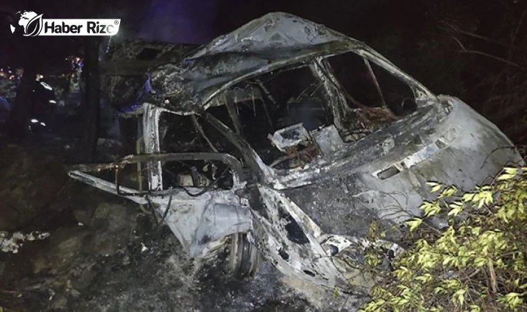 Uçuruma devrilip yanan minibüsteki 3 kişi öldü, 18 kişi yaralandı
