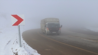 Bayburt’ta etkili olan sis sürücülere zor anlar yaşattı