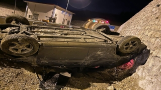 Sinop’ta istinat duvarına çarpıp devrilen otomobildeki 2 kişi yaralandı