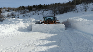 Artvin’de köy yollarında karla mücadele çalışmaları devam ediyor