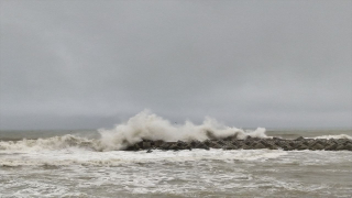 Düzce’de kuvvetli rüzgar nedeniyle dalga boyu 4 metreyi aştı
