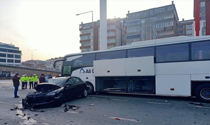 Trabzon’da otobüse çarpan otomobilin sürücüsü yaralandı