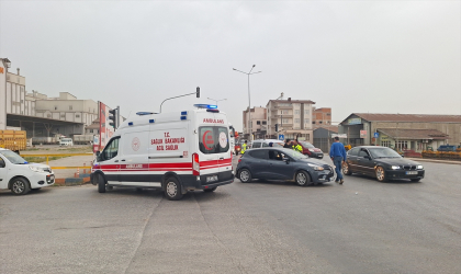 Samsun’da sebze yüklü kamyonetin çarptığı otomobilin sürücüsü yaralandı