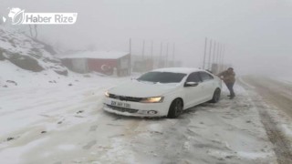 Şırnak'ta kar nedeniyle yolda kalan araçlar kurtarıldı