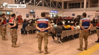 Afgan uyruklu 227 düzensiz göçmen Erzurum'dan ülkelerine gönderildi