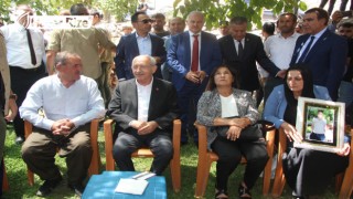Kılıçdaroğlu, şehit Kerem Mehmetoğlu'nun ailesini ziyaret ederek, başsağlığı diledi
