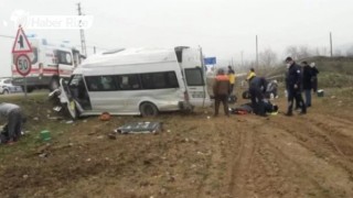 Minibüsün devrilmesi sonucu 17 kişi yaralandı