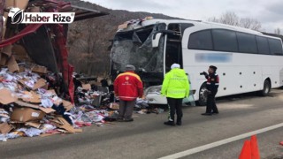 Tur Otobüsü İle Tırın Çarpışması Sonucu 4 Kişi Yaralandı