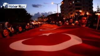 Türk bayrağı ve meşalelerle "fener alayı" oluşturuldu
