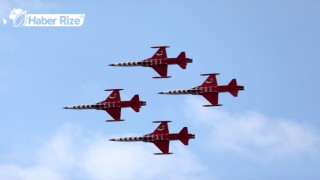 Türk Yıldızları Rize'de gösteri uçuşu yaptı