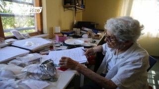 82 yaşındaki öğretim üyesinden kazı çalışmalarına destek veriyor