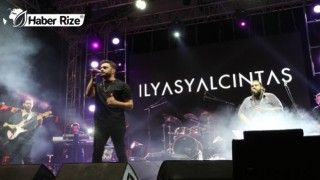 İlyas Yalçıntaş, sahnede