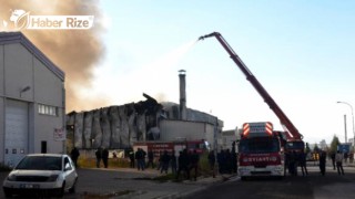 İnşaat halindeki fabrikanın yapı malzemeleri yandı