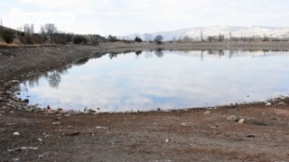 Kuraklıktan etkilenen Serpincik Göleti'nin suyu çekildi