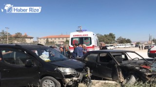 3 aracın çarpıştığı trafik kazasında 2 kişi yaralandı