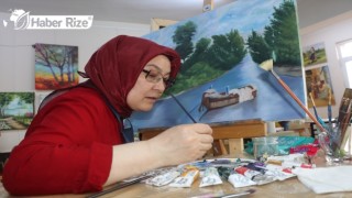 Afgan kadın, sevgisini tuvale yansıtıyor