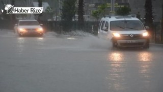 Silopi’de cadde ve sokakları su bastı