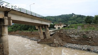 Rize'de iki köyü birbirine bağlayan köprü çöktü