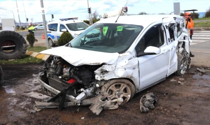 Ordu'da hafif ticari araç ile tırın çarpıştığı kazada 2 kişi yaralandı