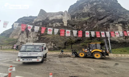 Osmancık'ta Tarihi Kaledeki Kaya Parçası Caddeye Düştü, Belediye Hızla Müdahale Etti